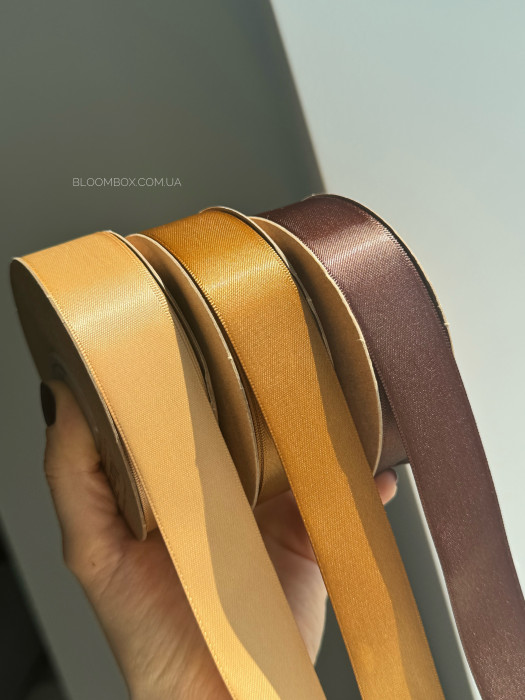 Лента атласная двостороння premium 2,5см карамельная